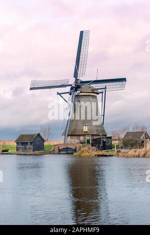 Moulins à vent et un ciel très nuageux en hiver, sur le front de mer de Kinderdijk un patrimoine national dans l'Alblasserwaard Banque D'Images