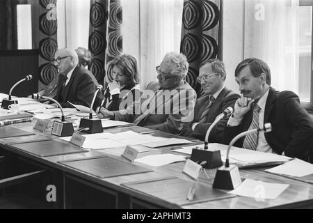 Audition à la Haye sur les problèmes des petits consommateurs de gaz naturel Description: Membres de la Commission permanente de la Chambre des questions économiques: Van Dis (SGP), Dekker (D66), Bakker (CPN), Dijkman (CDA) et Zijlstra (CDA) Date: 30 septembre 1981 lieu: La Haye, Zuid-Holland mots clés: Gaz naturel, audiences, petite consommation, tarifs Nom personnel: Bakker, Marcus, Dekker, Suzanne, Dijkman, Stef, Dis, C.N. van, Zijlstra, Rinse Banque D'Images