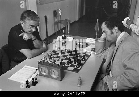 IBM Chess Tournament 1968 Description: Le gagnant suivant Karalekas (à droite) joue contre Kotov Date: 3 août 1968 lieu: Amsterdam, Noord-Holland mots clés: Portraits de groupe, grands-maîtres d'échecs, joueurs d'échecs Nom personnel: Karalekas Banque D'Images