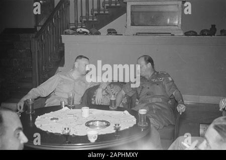 Visite du général britannique Montagu Stopford à la U-Brigade Description: Le commandant de l'armée, le Lieutenant-général S.H. Spoor, offre aux officiers britanniques un cocktail au général Spoor et au général Montagu Stopford en conversation Date : 10 novembre 1946 lieu : Indonésie, Antilles néerlandaises Banque D'Images