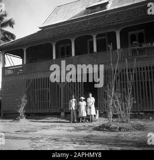 Voyage au Suriname et aux Antilles néerlandaises Description: Le leriman (professeur/évangéliste) avec sa femme et Mme Duurvoort pour leur maison à Ganzee Date: 1947 lieu: Ganzee, Suriname mots clés: Les créoles des bois, les enseignants, les maisons Nom personnel: Duurvoort, [.] Banque D'Images