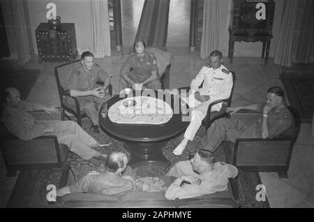 Visite du général britannique Montagu Stopford à la U-Brigade Description: Le commandant de l'armée, le Lieutenant-général S.H. Spoor, offre aux deux officiers britanniques un cocktail au revoir le 10 novembre 1946, de la gauche (Dans le sens horaire) Dürst Britt, D.C. Voisin van Vreeden, C.H.J.F. van Houten, capitaine en mer, PAR EXEMPLE Mansergh, S.H. Spoor Et Général M.Ontagu Stopford Date : 10 Novembre 1946 Lieu : Batavia, Indonésie, Jakarta, Antilles Néerlandaises Banque D'Images