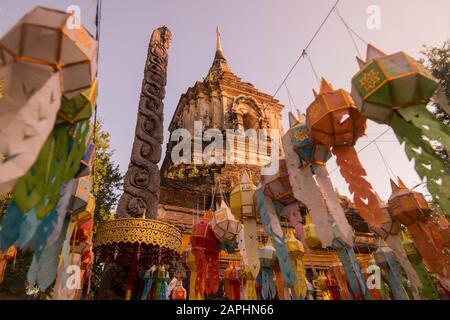 Le Wat Lok Moli dans la ville de Chiang Mai au nord de la Thaïlande. Thaïlande, Chiang Mai, Novembre 2019 Banque D'Images