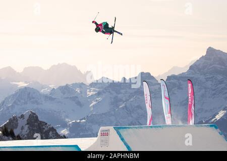 Kirsty Muir (15) de l’équipe GB participe à la finale aérienne freeski des femmes lors des Jeux Olympiques de la Jeunesse de Lausanne 2020 le 22 janvier 2020. Banque D'Images