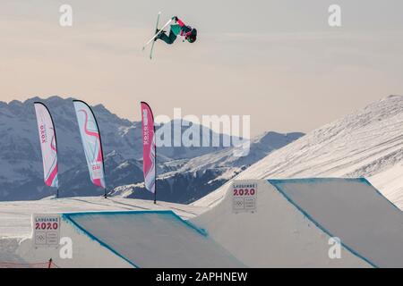 Kirsty Muir (15) de l’équipe GB participe à la finale aérienne freeski des femmes lors des Jeux Olympiques de la Jeunesse de Lausanne 2020 le 22 janvier 2020. Banque D'Images