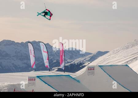 Kirsty Muir (15) de l’équipe GB participe à la finale aérienne freeski des femmes lors des Jeux Olympiques de la Jeunesse de Lausanne 2020 le 22 janvier 2020. Banque D'Images