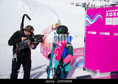 Kirsty Muir (15 ans) de l’équipe GB aux Jeux Olympiques de la Jeunesse de Lausanne 2020, le 22 janvier 2020, à Freeski Big Air. Banque D'Images