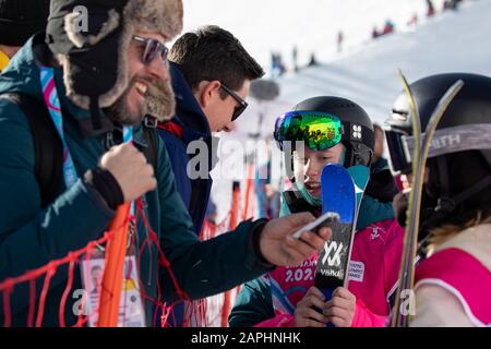 Kirsty Muir (15 ans) de l’équipe GB aux Jeux Olympiques de la Jeunesse de Lausanne 2020, le 22 janvier 2020, à Freeski Big Air. Banque D'Images