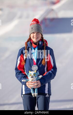 Kirsty Muir (15 ans) de l’équipe GB lors de la cérémonie de remise des médailles à la suite de la victoire de l’argent aux femmes Freeski Big Air lors des Jeux Olympiques de la Jeunesse de Lausanne 2020. Banque D'Images