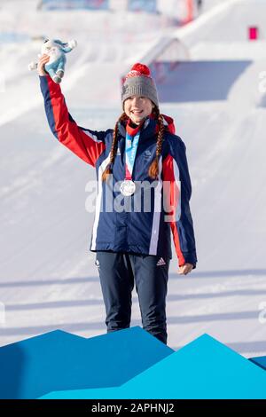 Kirsty Muir (15 ans) de l’équipe GB lors de la cérémonie de remise des médailles à la suite de la victoire de l’argent aux femmes Freeski Big Air lors des Jeux Olympiques de la Jeunesse de Lausanne 2020. Banque D'Images