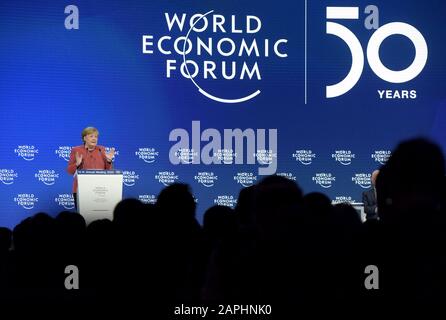 (200123) -- DAVOS, le 23 janvier 2020 (Xinhua) -- la chancelière allemande Angela Merkel s'exprime lors de la réunion annuelle du Forum économique mondial (WEF) à Davos, en Suisse, le 23 janvier 2020. (Xinhua/Guo Chen) Banque D'Images