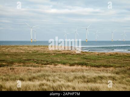 Le front de mer de sud Gare avec les éoliennes offshore à Redcar,Angleterre,UK Banque D'Images