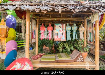 Un massage thaïlandais au Wat Pha Khao avec des parasols thaïlandais dans la ville de Chiang Mai au nord de la Thaïlande. Thaïlande, Chiang Mai, Novembre 2019 Banque D'Images