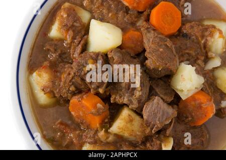 Ragoût de boeuf irlandais avec des carottes et des pommes de terre isolé sur fond blanc. Close up Banque D'Images