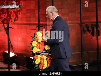 Jérusalem, Israël. 23 janvier 2020. Le Prince Charles de Grande-Bretagne, le Prince de Galles, jette une couronne lors du Cinquième Forum mondial sur l'holocauste au musée mémorial de l'holocauste Yad Vashem à Jérusalem, en Israël, le jeudi 23 janvier 2020. Les dirigeants du monde marquent le 75ème anniversaire de la libération du camp d'extermination nazi d'Auschwitz. Pool photo par Abir Sultan/UPI crédit: UPI/Alay Live News Banque D'Images