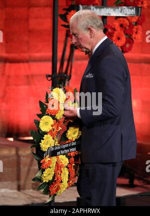 Jérusalem, Israël. 23 janvier 2020. Le Prince Charles de Grande-Bretagne, le Prince de Galles, jette une couronne lors du Cinquième Forum mondial sur l'holocauste au musée mémorial de l'holocauste Yad Vashem à Jérusalem, en Israël, le jeudi 23 janvier 2020. Les dirigeants du monde marquent le 75ème anniversaire de la libération du camp d'extermination nazi d'Auschwitz. Pool photo par Abir Sultan/UPI crédit: UPI/Alay Live News Banque D'Images