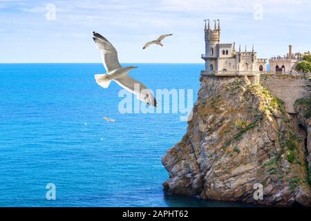 Château de Swallow's Nest sur la côte de la mer Noire, Crimée, Russie. C'est un monument célèbre de la Crimée. Vue imprenable sur Swallow's Nest sur le sommet de la roche dedans Banque D'Images