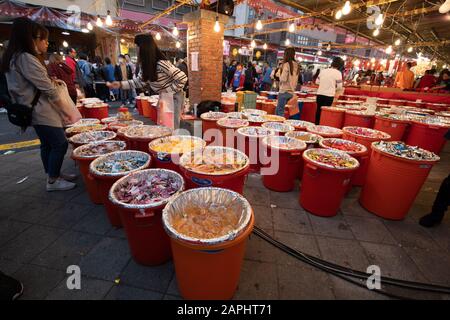 Le fournisseur de bonbons sert un client sur le marché du nouvel an Dihua St. Lunar / du nouvel an chinois dans le district de Wanhua, à Taipei, à Taiwan, le 22 janvier 2020 Banque D'Images