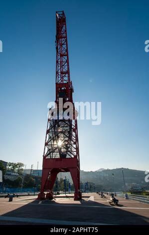 Grue de la Tour rouge au Musée maritime de Bilbao, BBK, Espagne Banque D'Images