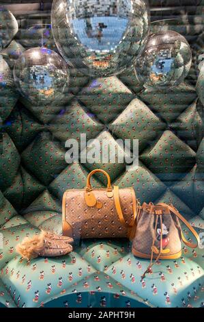 Florence, Italie - 2020, 19 janvier : porte-monnaie et chaussures dans une boutique de mode Gucci. Boules de rétroviseur en haut de la fenêtre. Banque D'Images