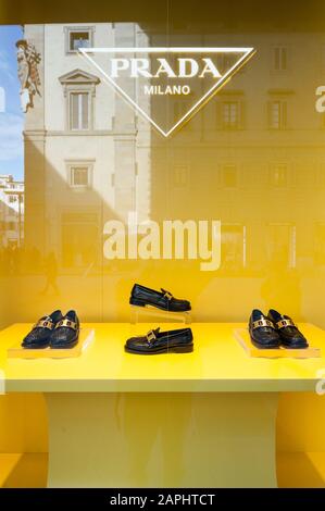 Florence, Italie - 2020, Jan 19: Des chaussures de luxe dans une boutique de mode Prada fenêtres. Paysage urbain reflété dans les fenêtres. Banque D'Images