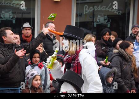 Neuwied, Allemagne 11 Février 2013. Le carnaval allemand annuel, Rosenmontag (anglais: Rose lundi) a lieu le lundi Shrove avant le mercredi des cendres, Banque D'Images