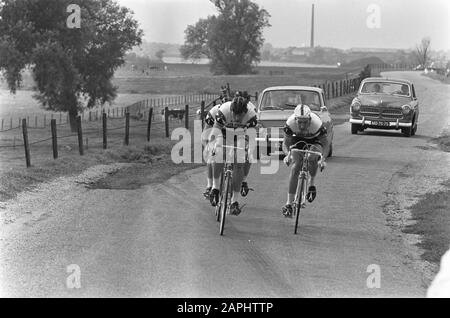 Club Championships cyclisme à Wijk bij Duurstede Description: L'équipe du Mühldamse Leeuw: Van der Klooster, Jan Janssen, Van der Burg Date: 28 septembre 1966 lieu: Utrecht, Wijk bij Duurstede mots clés: Sport, cyclisme Nom personnel: Janssen, Jan Banque D'Images