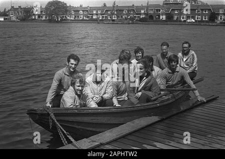 Concours internationaux de canoë 1972 au Zaan à Zaanstad Description: L'équipe qui participera ensemble aux Jeux olympiques d'été de 1972 Date: 11 juin 1972 lieu: Noord-Holland, Zaanstad mots clés: Chaînes, canoës, canoë, sports, concours Banque D'Images