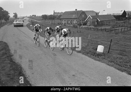 Club Championships cyclisme à Wijk bij Duurstede Description: L'équipe du Mühldamse Leeuw: Van der Klooster, Jan Janssen, Ouwerkerk, Van der Burg Date: 28 septembre 1966 lieu: Utrecht, Wijk bij Duurstede mots clés: Sport, cyclisme Nom personnel: Janssen, Jan Banque D'Images