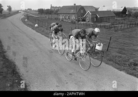 Club Championships cyclisme à Wijk bij Duurstede Description: L'équipe du Mühldamse Leeuw: Van der Klooster, Jan Janssen, Ouwerkerk, Van der Burg Date: 28 septembre 1966 lieu: Utrecht, Wijk bij Duurstede mots clés: Sport, cyclisme Nom personnel: Janssen, Jan Banque D'Images