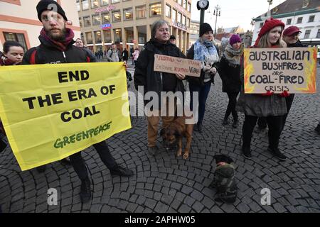 Prague, République Tchèque. 23 janvier 2020. Une manifestation pour exprimer notre solidarité avec les victimes d'incendies en Australie, avertir la politique climatique, la protection, organisée par les vendredis Pour L'Avenir, Nous Sommes le mouvement Limits et Greenpeace a eu lieu à nam. Republiky, Prague, République Tchèque, Le Jeudi 23 Janvier 2020. Crédit: Vit Simanek/Ctk Photo/Alay Live News Banque D'Images