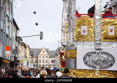 Neuwied, Allemagne 11 Février 2013. Le carnaval allemand annuel, Rosenmontag (anglais: Rose lundi) a lieu le lundi Shrove avant le mercredi des cendres, Banque D'Images