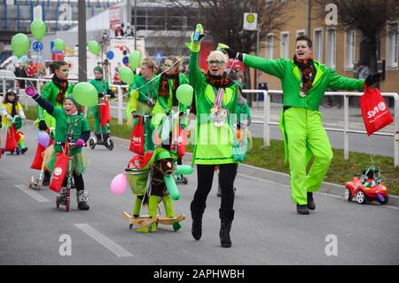 Neuwied, Allemagne 11 Février 2013. Le carnaval allemand annuel, Rosenmontag (anglais: Rose lundi) a lieu le lundi Shrove avant le mercredi des cendres, Banque D'Images