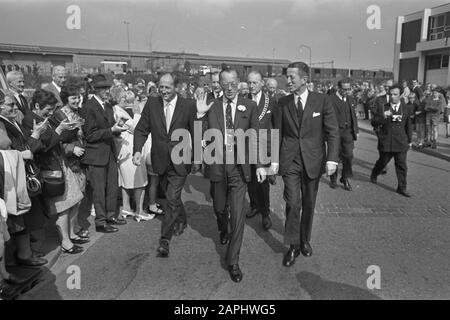 Prins Bernhard visite Twente Description: De Prins est sur son chemin à l'usine de Stork. La gauche dirige le directeur G.A. Moens et le directeur droit Jhr.M. F.O.J. Sickinge Date: 5 septembre 1968 lieu: Hengelo, Overijssel mots clés: Visites, usines, portraits de groupe Nom personnel: Bernhard, prince (1911-2004), Moens, G.A., Sickinge, Jhr. M. F.O.J. Banque D'Images