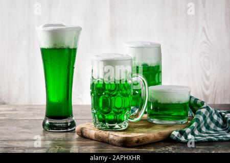 Bières vertes de la Saint Patrick sur table en bois. Banque D'Images