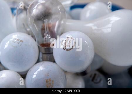 Beaucoup d'anciennes ampoules à incandescence en tungstène. Banque D'Images