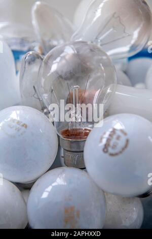 Beaucoup d'anciennes ampoules à incandescence en tungstène. Banque D'Images