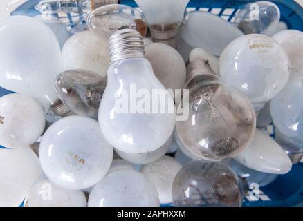 Beaucoup d'anciennes ampoules à incandescence en tungstène. Banque D'Images