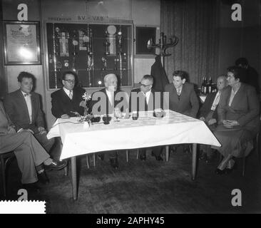 Maire Dailly à l'association de tennis de table AVGA Date: 22 novembre 1955 mots clés: Maires, associations de tennis de table Nom personnel: Ailly, Arnold Jan d' Banque D'Images