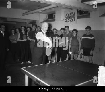 Maire Dailly à l'association de tennis de table AVGA Date: 22 novembre 1955 mots clés: Maires, associations de tennis de table Nom personnel: Ailly, Arnold Jan d' Banque D'Images