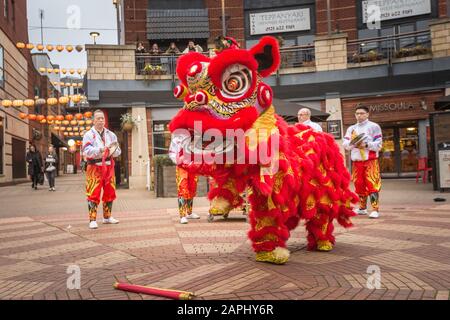 Birmingham, Royaume-Uni. 23 janvier 2020. Les préparatifs pour la célébration du week-end du nouvel an chinois débutent dans le centre Arcadien de Birmingham, au cœur du quartier chinois de la ville. Cette année sera l'année du rat - qui est un signe de richesse et d'excédent dans la culture chinoise. Crédit: Peter Loppeman/Alay Live News Banque D'Images