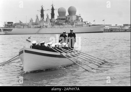 Transfert des fonctions du commandant de la Force maritime (BDZ) et du chef d'état-major de la Marine par le Vice-amiral B. Veldkamp à l'arrière-bij-nacht H.L. van Beek Description: Le commandant divorcé B. Veldkamp est traditionnellement amené à terre par boucle. En arrière-plan, la frégate D'armes de guidage Hr. Mme Dan. Tromp Date: 1 mars 1979 mots clés: Frégates, fonctions, transferts, bateaux Nom personnel: Veldkamp, B. Banque D'Images