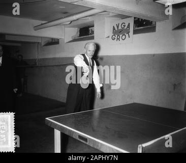 Maire Dailly à l'association de tennis de table AVGA Date: 22 novembre 1955 mots clés: Maires, associations de tennis de table Nom personnel: Ailly, Arnold Jan d' Banque D'Images