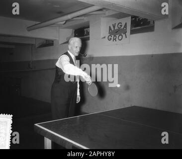 Maire Dailly à l'association de tennis de table AVGA Date: 22 novembre 1955 mots clés: Maires, associations de tennis de table Nom personnel: Ailly, Arnold Jan d' Banque D'Images