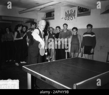 Maire Dailly à l'association de tennis de table AVGA Date: 22 novembre 1955 mots clés: Maires, associations de tennis de table Nom personnel: Ailly, Arnold Jan d' Banque D'Images