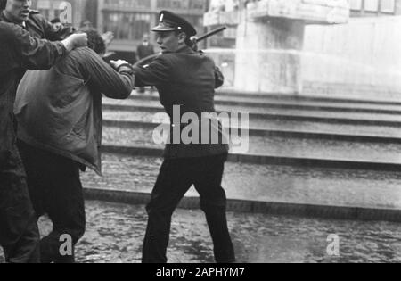 De Socialist Youth a jeté un pot de peinture rouge contre le Monument sur le Dam Date: 1 mai 1969 lieu: Amsterdam, Noord-Holland mots clés: Policiers Banque D'Images