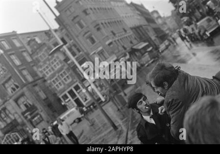 De Socialist Youth a jeté un pot de peinture rouge contre le Monument sur le Dam Date: 1 mai 1969 lieu: Amsterdam, Noord-Holland Banque D'Images