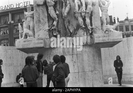 De Socialist Youth a jeté un pot de peinture rouge contre le Monument sur le Dam Date: 1 mai 1969 lieu: Amsterdam, Noord-Holland mots clés: Monuments de guerre, peinture Banque D'Images