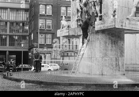 De Socialist Youth a jeté un pot de peinture rouge contre le Monument sur le Dam Date: 1 mai 1969 lieu: Amsterdam, Noord-Holland mots clés: Monuments de guerre, peinture Banque D'Images