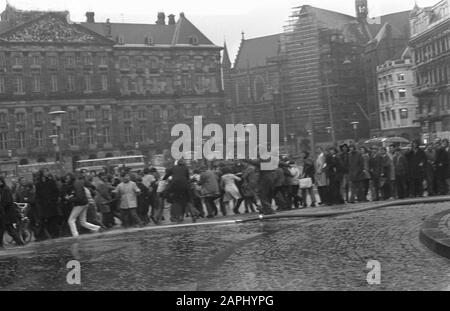 De Socialist Youth a jeté un pot de peinture rouge contre le Monument sur le Dam Date: 1 mai 1969 lieu: Amsterdam, Noord-Holland Banque D'Images